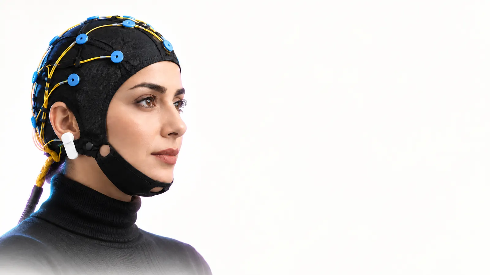 تصویر مفهومی ثبت EEG با کلاه الکترود؛ راهنمای انتخاب تجهیزات QEEG و نوروفیدبک سرمد